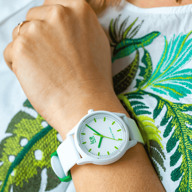 This Ice Watch Solar Power Analogue Watch for Unisex is the perfect timepiece to wear or to gift. It's White 40 mm Round case combined with the comfortable White Silicone will ensure you enjoy this stunning timepiece without any compromise. Operated by a high quality Solar Powered movement and water resistant to 5 bars, your watch will keep ticking. This solar powered watch recharges itself in any kind of light. This solar watch does not require any battery replacement. Perfect for every occasion. The watch has a Calendar: Solar Powered. High quality 20 cm length and 20 mm width White Silicone strap with a Buckle. Case diameter: 40 mm, case thickness: 12 mm, case colour: White and dial colour: White.