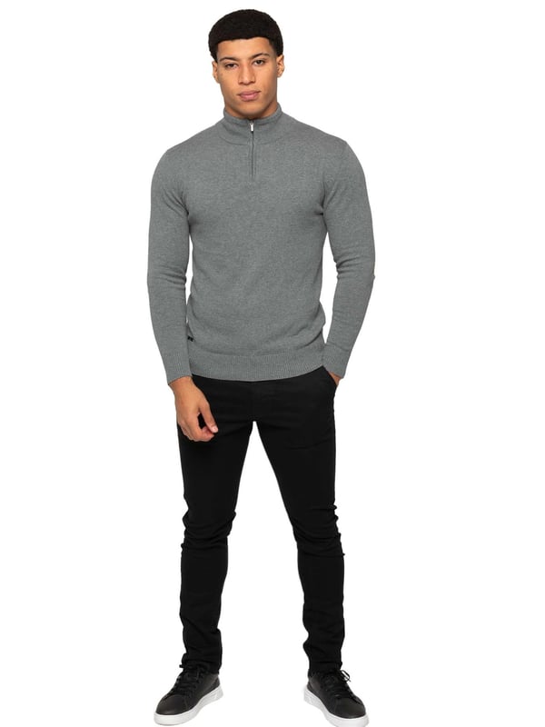 Das Enzo Milano Herren Strick-Halbreißverschluss-Sweatshirt verfügt über ein stylisches Design mit Trichterkragen, das klassische Strickmode mit einem modernen Touch verbindet. Hergestellt aus weichem, hochwertigem Strickstoff, bietet dieses Sweatshirt sowohl Komfort als auch Wärme. Der Halbreißverschluss ermöglicht eine verstellbare Belüftung und ein einfaches An- und Ausziehen, während der Trichterkragen zusätzliche Abdeckung und eine elegante, moderne Silhouette verleiht. Gerippte Bündchen und Saum sorgen für eine eng anliegende Passform, die den raffinierten Look ergänzt. Eine kleine Enzo Milano Logo-Plakette befindet sich in der Nähe des Saums. Dieses Strickstück vereint mühelos Stil und Praktikabilität und eignet sich perfekt für legere oder semi-formelle Anlässe.
