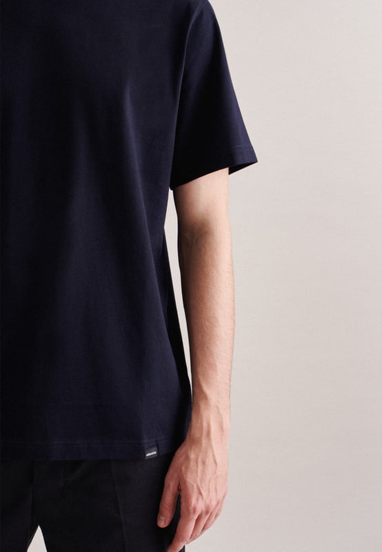 Moderner Schnitt: Das T-Shirt von Seidensticker aus der "SMART CASUAL" Kollektion erweitert Ihre Garderobe um einen hochwertigen Look, der den Geist der Zeit trifft. Es ist ein vielseitiger Klassiker, der sich ideal für Büro, Homeoffice, Veranstaltungen oder Freizeit eignet und überall überzeugt. Die Webart Plain Knitted Jersey aus 100% Baumwolle ist hochwertig verarbeitet, was sie zur perfekten Leinwand für Ihre individuellen Kombinationen macht. Das Uni-Muster macht es zu einem absoluten Must-have. Sowohl klassisch als auch modern zeigt sich das T-Shirt, das durch seine geradlinige Gestaltung vielseitig kombinierbar ist. Bei schönem warmen Wetter ist dieses Kurzarm-T-Shirt eine gute Wahl. Besonders unterstrichen wird der smarte Charakter durch einen Rundhals-Ausschnitt.