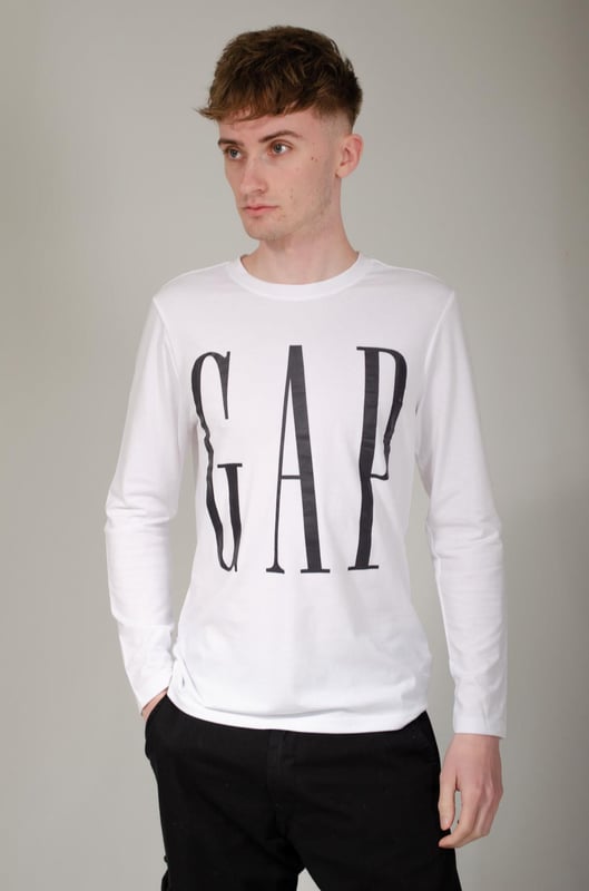 Every guy needs a soft long sleeve cotton blend top like this.  Soft stretchy and super comfy, with the classic original GAP logo on front.  Crew Neckline and a relaxed fit.
Fit: Relaxed, Sizing: As expected