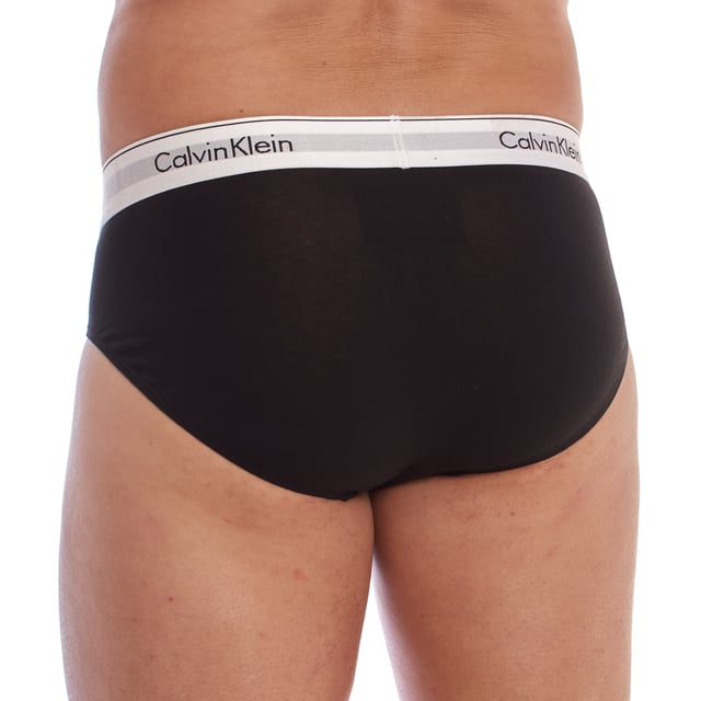 Calzoncillos Calvin Klein Hip Briefs confeccionados con una mezcla de algodón y elastano que proporcionan un ajuste cómodo y flexible.

El diseño sin apertura incluye una parte central reforzada para mayor adaptabilidad.

La cinturilla ancha, suave y elástica, asegura una sujeción perfecta en la cintura, decorada con el logo contrastado de Calvin Klein, aportando un toque distintivo y moderno.

Pack de 3 calzoncillos briefs Calvin Klein, variedad de colores para cada gusto.

Ideal para quienes buscan una prenda interior moderna y funcional con el sello distintivo de Calvin Klein.
 Composición: 95% Algodón, 5% Elastano
 Cuidados:
- Lavar a máquina en agua fría y detergente líquido.
- Planchar a temperatura baja.
- No usar secadora.
- No lavar en seco.