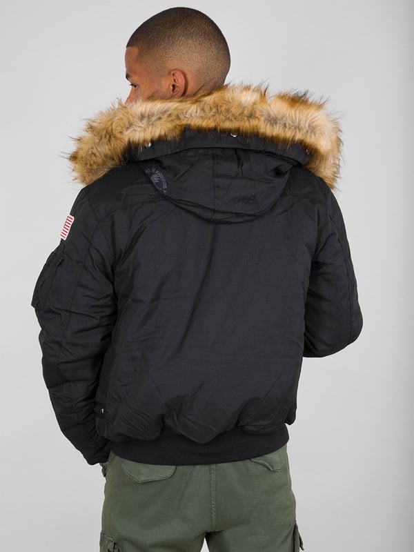 Die Polar Jacket SV ist eine Winterjacke für Herren mit durchgehendem Design, abnehmbarem Kunstpelzkragen, robuster Konstruktion aus Oxford-Nylon und gestickten Aufnähern. Die L-förmige Dokumententasche ist perfekt für die Aufbewahrung wichtiger Dokumente während Ihrer Expedition.