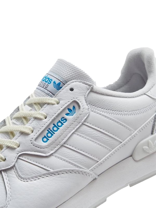 Tauche ein in die Nostalgie der 80er mit den Trezoid 2 Herrensneakern von adidas Originals. Inspiriert von klassischen Designs, verfügen diese Sneaker über ein weiches und strapazierfähiges Obermaterial aus Vollnarbenleder in Weiß und Dash Grey, kombiniert mit einer atmungsaktiven Textilzunge. Die EVA-Zwischensohle bietet langanhaltende Dämpfung, während der stützende Fersenclip zusätzliche Stabilität gewährleistet. Eine Gummiaußensohle und tonale 3-Streifen vervollständigen den Vintage-Look.