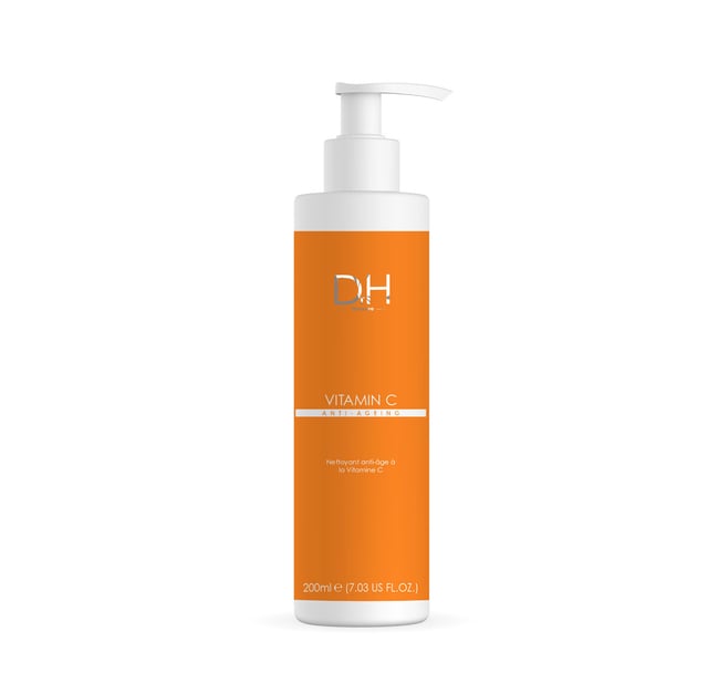 Mit dem Dr. H Vitamin C Anti-Ageing Cleanser erhalten Sie einen strahlenden und jugendlichen Teint. Diese sanfte und dennoch wirksame Formel mit Vitamin C (Ascorbyl Glucosid) und feuchtigkeitsspendender Aloe Vera hellt die Haut auf und glättet sie, während feine Linien und Fältchen gemildert werden. Acetyl Hexapeptide-8 hilft, die Haut zu straffen und aufzupolstern, während Glycerin die Haut tiefgehend mit Feuchtigkeit versorgt und sie weich und geschmeidig macht. Dieser Reiniger entfernt effektiv Make-up und Unreinheiten und hinterlässt Ihre Haut erfrischt und revitalisiert.