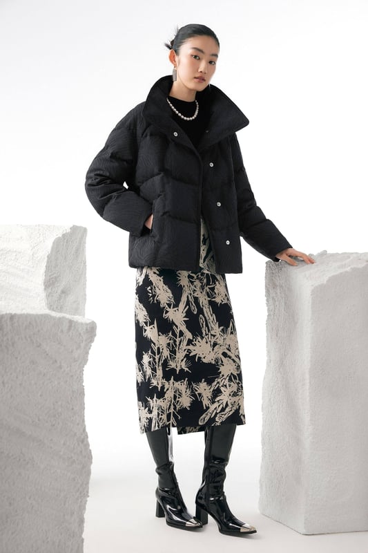 Experience ultimate warmth with our luxurious 700+ fill goose down, offering ultra-light insulation of exceptional quality. With 90% premium pure goose down and flawless distribution to prevent leakage, you’ll enjoy long-lasting, optimal insulation.

CHINESE JACQUARD FABRIC: A special design that blends the traditional with the modern.

LAPEL COLLAR: Our wider design creates a sophisticated look.

MOUNTAIN COLOUR: The uplifting palette of the mountains in a patchwork effect.

LUXURIOUS 700+ FILL GOOSE DOWN: Ultra-light insulation of exceptional quality.