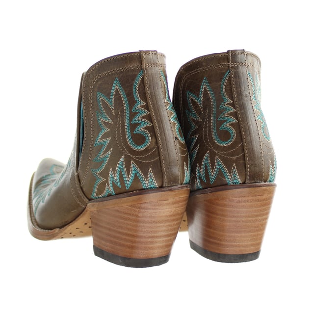 From rodeo scene to the mainstream this gorgeously handcrafted bootie from the Ariat® New West collection fits right in. ATS® technology provides exceptional comfort for that light-on-your-feet feeling.
ATS® technology for stability and all-day comfort
Premium full-grain leather foot and upper
All over four-row stitch pattern
Cut out side design detail for easy slip-on entry
Hand-nailed colour stained leather outsole
Can be resoled