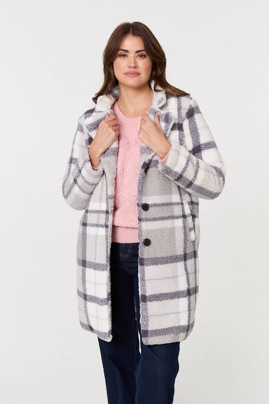 Cosy up this season in this relaxed teddy jacket. It has a boxy fit with a thigh length hem, buttons and a wide lapel collar. It even has pockets that will keep your hands warm on a chilly day. Throw it on over any look - formal, professional and casual outfits will all look sleek with this jacket.