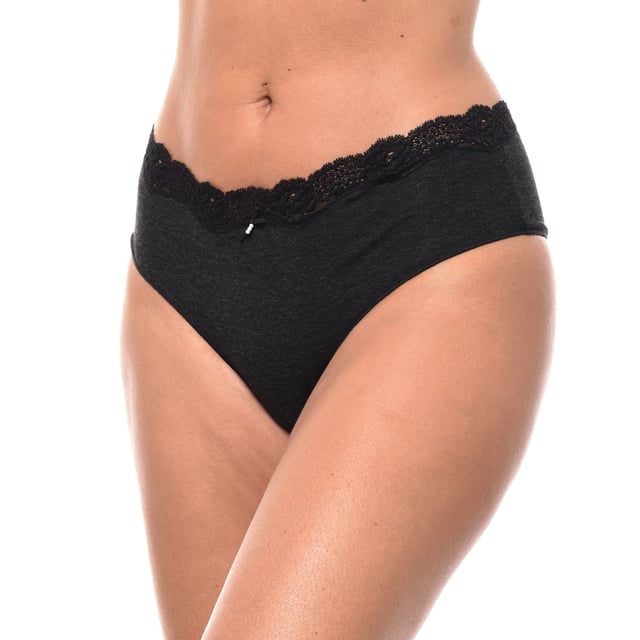 Set x 2 Shorty Tanga - Elegantie en Comfort - Janira

 Deze Pack x 2 Shorty Tanga is de perfecte optie voor vrouwen die op zoek zijn naar een combinatie van sensualiteit en comfort in hun dagelijkse lingerie.

 Deze shorty string is laag op de heup gesneden en omhelst zachtjes je silhouet, waardoor je een comfortabele en flatterende pasvorm krijgt. Extra bedekking aan de zijkanten en achterkant zorgt voor extra comfort, terwijl de sensuele stijl van de string behouden blijft.

 Versierd met kant en subtiele randdetails voegen deze korte strings een verfijnde en flirterige touch toe aan je lingeriecollectie. Elk item in de verpakking is ontworpen om je figuur te flatteren en combineert functionaliteit en elegantie.

 Gemaakt van zachte, ademende materialen, zijn deze shorty strings ideaal om elke dag te dragen en zorgen ze de hele dag voor comfort en frisheid.

 De verpakking heeft verschillende prints.
 Samenstelling: 95% Katoen, 5% Elastaan
 Onderhoud:
- Handwas of fijne was.
 - Gebruik een mild wasmiddel.
 - Geen bleekmiddel gebruiken.
 - Aan de lucht drogen.
 - Niet strijken.