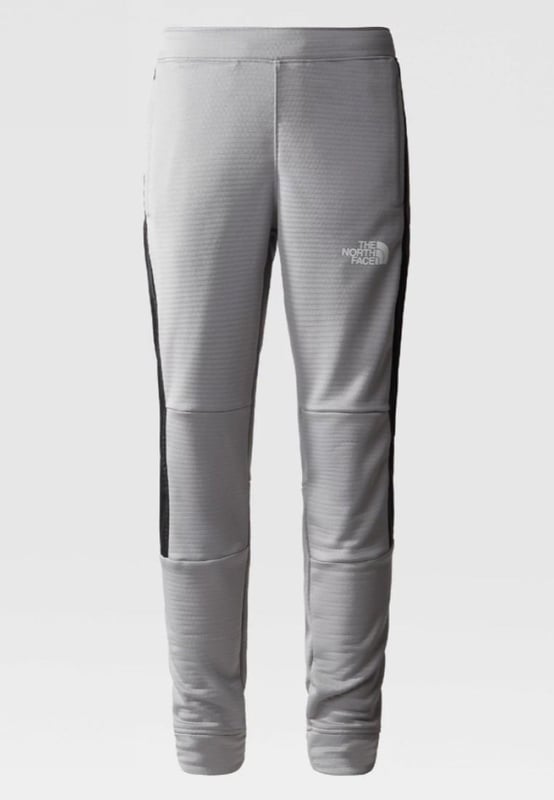 The North Face Boys Mountain Athletics Trainingsanzug. - - .   Sie bieten sofortige Wärme, sowie außergewöhnlichen Komfort und Flexibilität. - - .  Dank der Stretch-Taille und dem verstellbaren internen Kordelzug. - - .  Für zusätzliche Sicherheit haben die Jogger reflektierende Details, die die Sichtbarkeit bei schlechten Lichtverhältnissen erhöhen.