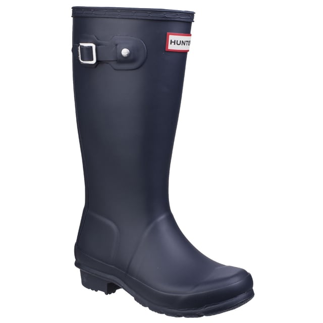 Der handgefertigte Original Kids Welly ist eine kleinere Version des kultigen Stiefels für Erwachsene. Ein reflektierender Riemen auf der Rückseite und abgestufte Schafthöhen bieten Sicherheit und Komfort für Kinder im Wachstum.