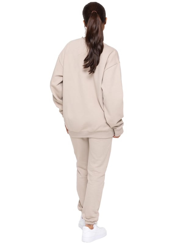 Enzo Women’s Oversized Sweatshirt and Relaxed Fit Joggers. Fashioned in Pure Fabric for Softness and Comfort. Joggers Feature 2 Side Slash Pockets. Brushed Back Inner Fleece Lining. Cuffed Leg Design. Elasticated Waist with drawstrings. Ideal to use for Casual and Work wear.