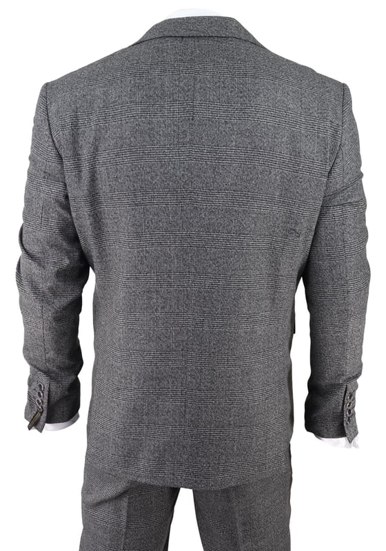 Elegante, elegante y sofisticado, luce perfecto con este traje de 3 piezas de primera calidad, que presenta un corte ajustado, con un ajuste más ceñido en el pecho y pantalones ajustados más estrechos. La chaqueta de dos botones cuelga hermosamente y tiene una construcción de media lona que se amolda a la forma de tu cuerpo cuanto más la uses. Los bolsillos de solapa en contraste y los puños abotonados le dan al traje un toque clásico de refinamiento. Un chaleco a juego completa el traje de 3 piezas con un estilo de botonadura sencilla con bolsillos clásicos a medida y un ajustador trasero para garantizar que puedas crear tu ajuste ideal. El traje es atemporal y contemporáneo al mismo tiempo y te permite lucir lo mejor posible todo el día. Combínalo con un chaleco a juego, una camisa blanca y zapatos para un acabado elegante. ¡Perfecto para cualquier ocasión elegante, formal, tradicional, vintage, retro, como bodas, bailes de graduación o fiestas! Ajuste a medida (entre ajustado y regular) ¡Muchos más estilos y colores disponibles en la tienda!