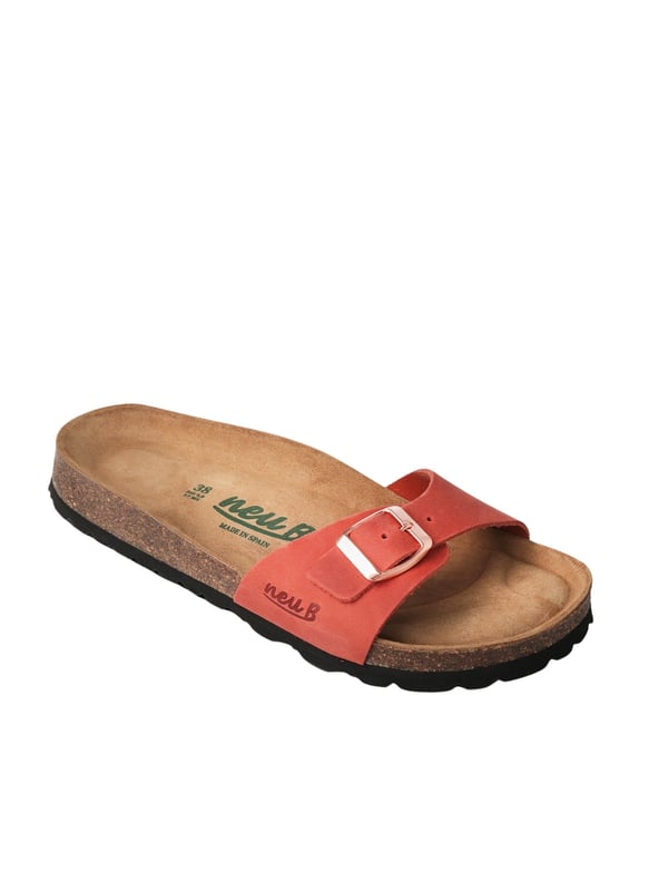 Entdecken Sie die perfekten Damen-Sandalen für den Sommer! Diese eleganten Sandalen vereinen Stil und Komfort mit einem leichten Design, das ideal für warme Tage ist. Der Spaltlederriemen sorgt für eine hochwertige Optik und langlebige Qualität, während die Dornenschließe eine individuelle Anpassung ermöglicht. Das Korkfußbett passt sich perfekt an die Form Ihres Fußes an und bietet ganztägigen Tragekomfort. Ob am Strand, in der Stadt oder bei einem gemütlichen Spaziergang - diese Sandalen sind der ideale Begleiter. Gönnen Sie sich einen Hauch von Luxus und lassen Sie Ihre Füße atmen. Perfekt kombinierbar mit Sommerkleidern, Shorts oder Jeans, verleihen diese Sandalen jedem Outfit das gewisse Etwas. Erleben Sie Komfort und Stil in einer Sandale!
