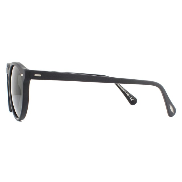 Oliver Peoples Gregory Peck OV5217S 1031P2 Semi Mat Mat Crystal Black Midnight Express polarisierte Sonnenbrille ist eine weitere von Prominenten inspirierte Sonnenbrille von Oliver Peoples mit diesen erstaunlichen Schattierungen von Retro-Stil mit einem Key-Loch-Brücken-Design und ikonischem Stil.