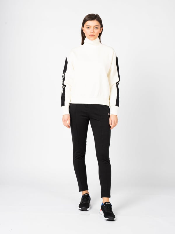 El corte sencillo de esta sudadera es sinónimo de elegancia clásica y versatilidad, haciéndola ideal para cualquier conjunto diario.

El cuello de tipo polo no solo es un elemento de moda, sino también práctico, proporcionando calidez y comodidad en los días más fríos.

Las mangas y el dobladillo terminados con puños garantizan un ajuste perfecto a la silueta y evitan que la tela se deslice indeseadamente.

A lo largo de las mangas, la cinta con el logo añade un toque deportivo y es un distintivo sutil pero reconocible de la marca.

Hecha con tejido de alta calidad, la sudadera garantiza durabilidad y comodidad al usarla, convirtiéndose en una pieza imprescindible en el guardarropa durante muchas temporadas.