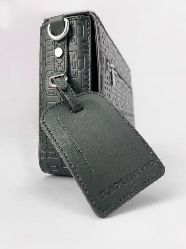 100% cuero PU Apertura con solapa Correa de cuero ajustable Cremallera con tirador de marca Níquel mate Logotipo Monogram en el frente Etiqueta de equipaje de cuero Bolsillo trasero Tamaño del bolso: 23.5x17x6cm (HxLxW) 