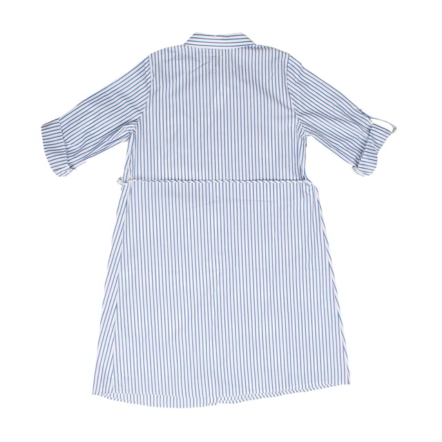 Este vestido de maternidad estilo camisa es una opción elegante y cómoda para las futuras mamás.

El diseño incluye un cordón ajustable sobre el vientre, lo que te permite personalizar el ajuste a medida que avanza tu embarazo, garantizando un soporte cómodo sin compresión.

El cierre de botones en la parte frontal a lo largo del vestido no solo añade un toque clásico, sino que también facilita su uso durante y después del embarazo, haciéndolo ideal para la lactancia.

Las mangas 3/4 con puños fruncidos añaden un toque casual y sofisticado, lo que lo hace versátil para diferentes ocasiones.

La longitud hasta la rodilla ofrece un look equilibrado entre frescura y estilo.

Perfecto para mamás que buscan una prenda práctica y moderna.  
Composición: 100% algodón  
Cuidado:  
- Lavar a máquina en frío.  
- Usar colores similares en el lavado.  
- Evitar el uso de blanqueadores.  
- Secar a baja temperatura en la secadora.  
- Planchar a baja temperatura.  
- No lavar en seco.