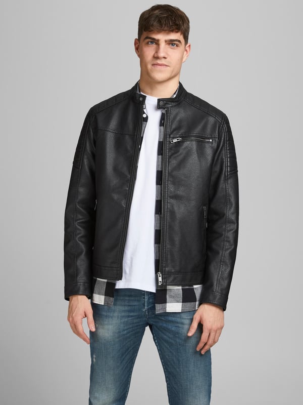 Schöne Jacke für Herren von der Marke Jack&Jones. Sehr angenehm zu tragen, bequem und sportlich geschnitten zugleich. Die Jack&Jones Basic-Linie lässt sich wunderbar mit vielen Kleidungsstücken kombinieren. Die Mode von Jack&Jones zeichnet sich durch hochwertige Materialmischungen und präzise Verarbeitung aus.