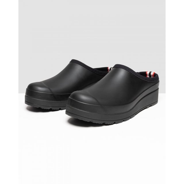 De Hunter Original Play Mules zijn perfect voor in de tuin of gewoon als een paar loafers om je dagelijkse klusjes in stijl te doen. deze zwarte waterdichte klompen zijn een strak alternatief voor je dagelijkse instapper. Neopreen voering zorgt ervoor dat je voeten knus en warm aanvoelen en de sleehak en branding voegen een chique uitstraling toe.