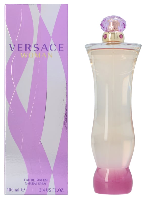 La casa de diseño Versace lanzó Versace Woman en 2000 como una fragancia floral amaderada para mujeres. Las notas de Versace Woman consisten en jazmín, rosa silvestre, hojas de frangipani, bergamota, ciruela, frambuesa, cedro azul libanés, almizcle, ámbar gris y madera de inoki.