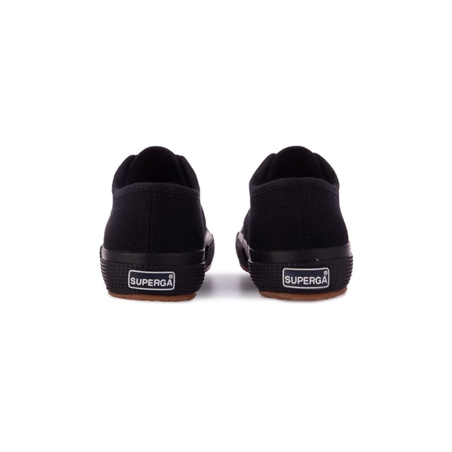 This classic Superga kick is perfect for all little tikes alike! This timeless style is equipped with sturdy and breathable cotton upper and laces, and sporty and strong rubber outsole. Perfect for school, playdates, or a packed day of activities