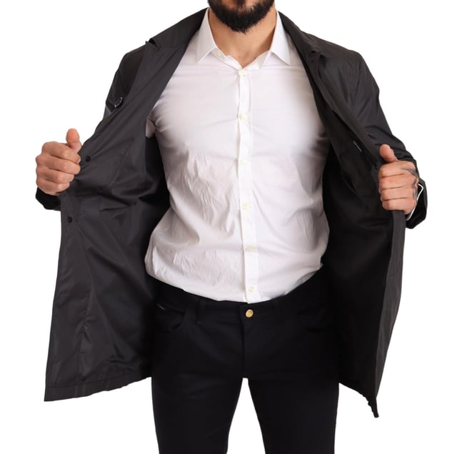 Prachtige Dolce & Gabbana trenchcoat
  Kleur: Zwart
  Knoopsluiting
  Twee zakken aan de voorkant
  Logo details
  Vervaardigd in Italie
  Materiaal: 100% Polyester