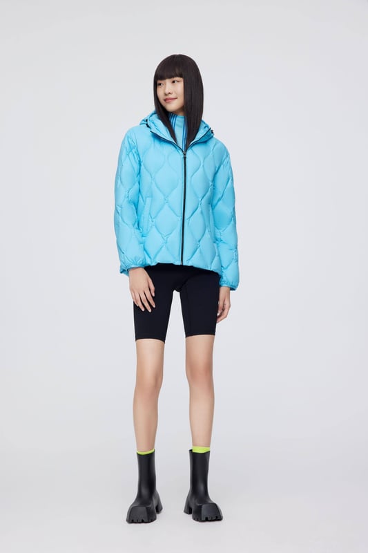 The inner lightweight jacket offers exceptional energy storage, delivering warmth, comfort, and a soft, skin-friendly feel. Its wrinkle-free outer shell adds a stylish touch, making it the perfect choice for a cozy, comforting experience on cold winter days.

HIGH QUALITY 600+ DUCK DOWN: 90% filling for optimal warmth, evenly distributed for consistent warmth.

THREE-IN-ONE: The ultimate versatile solution for any weather condition.

LIGHTWEIGHT SOFT TOUCH FABRIC: Ultra-fine yarns, light and dense for ultimate comfort and warmth.
