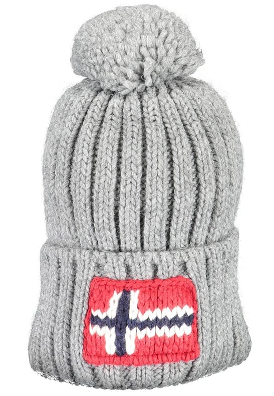 Elegante sombrero para hombre hecho de lana gris.
  Cuenta con un pompon y un bordado con un detalle de logotipo.
  Fabricado con materiales de alta calidad para mayor durabilidad.
  Perfecto para mantener el calor en climas mas frios.
  Accesorio vers.