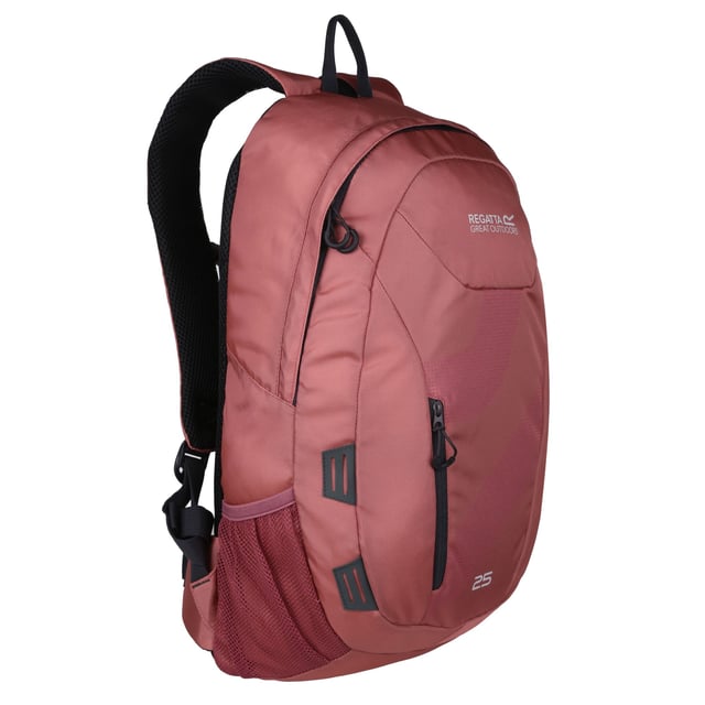 25 liters kapacitet. Slitstark 600D polyester. Ryggkonstruktion i luftnät. Komfortabla ryggremmar i luftnät. Invändig säkerhetsficka. Frontficka med dragkedja. Invändig nyckelklämma. Justerbar, glidande bröstsele. Justerbart höftbälte. Dragkedjor med enkelt grepp. 52 x 29 x 18 cm.