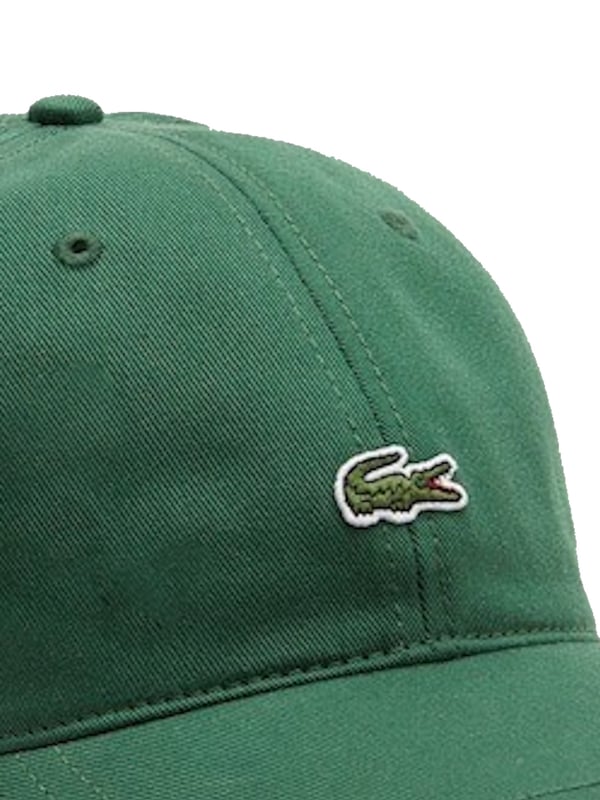 Vervollständigen Sie Ihren lässigen Look mit der zeitlosen Eleganz der Lacoste Unisex Basecap. Ausgestattet mit einem verstellbaren Riemen mit Schnalle für eine individuelle Passform und einem vorgeformten Schirm für optimalen Sonnenschutz. Das klassische Krokodil-Logo verleiht dieser Cap einen Hauch von Raffinesse. Perfekt für einen entspannten Tag im Freien oder als stilvolles Accessoire für Ihren Alltagslook.