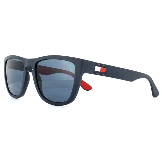 Las gafas de sol Tommy Hilfiger TH 1557/S 8ru Ku Azul Azul tienen una lente bastante profunda en este estilo cuadrado tipo wayfarer. Las patillas están adornadas con los colores de Tommy Hilfiger, y los tonos bicolores del interior añaden un toque de diversión.