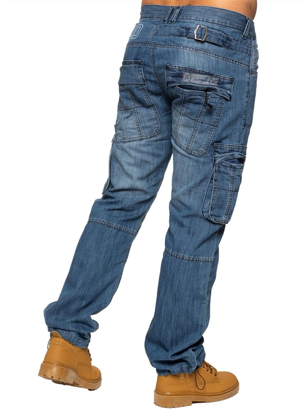 Mit dieser bequemen dunkelblauen 7-Pocket-Combat-Jeans kehren Sie zu Ihren Wurzeln zurück. Sie verfügt über eine Cinch-Schnalle auf der Rückseite und einen Kordelzug am unteren Beinende für eine individuelle Passform. Mit gedrucktem Branding auf der Vorder- und Rückseite, dezentem Distressed-Detail und Knopfverschluss für eine bequeme Passform.