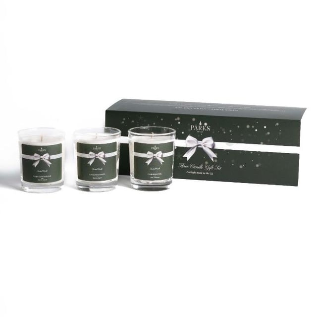 Presentamos el Set Votivo de Velas Regalos Perfectos de Parques, con tres deliciosas velas de 80 g que encapsulan la esencia de la Navidad. Este precioso set incluye: 1. Pino Navideño: Experimenta el vigorizante aroma de un bosque nevado con la fresca fragancia del pino. Esta vela trae el aire libre al interior, llenando tu hogar con la fresca y estimulante fragancia del verdor invernal. 2. Mandarina especiada: Ilumina tu espacio con las notas picantes y cálidas de la mandarina especiada. Esta deliciosa vela mezcla la dulzura de las mandarinas maduras con especias aromáticas, creando un ambiente festivo que energiza y eleva el espíritu. 3. Pan de jengibre caliente: Abraza el reconfortante aroma del pan de jengibre recién horneado con esta encantadora vela. La rica mezcla de jengibre, canela y vainilla evoca la calidez de la repostería navideña, perfecta para crear un ambiente acogedor. Alojadas en elegantes recipientes votivos, cada vela de este set ofrece una combustión limpia y uniforme, que te permitirá disfrutar de sus deliciosas fragancias durante horas. Ideal para regalar o para añadir un toque de alegría festiva a tu propio hogar, el Set Portavelas Regalos Perfectos Parques es perfecto para crear momentos entrañables durante las fiestas. Enciende estas velas para llenar tu espacio con los encantadores aromas de la Navidad y crear un ambiente cálido y acogedor para la familia y los amigos.