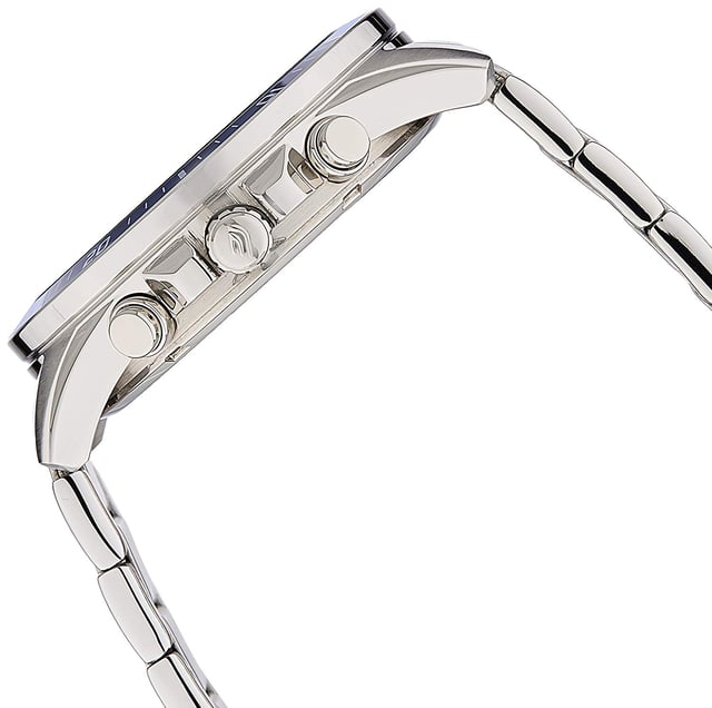 Este reloj cronógrafo Casio Edifice para hombres es la pieza de tiempo perfecta para usar o regalar. Su caja redonda de 45 mm en plata combinada con la cómoda correa de acero inoxidable plateada te asegurará disfrutar de esta impresionante pieza sin ningún compromiso. Funciona con un movimiento de cuarzo de alta calidad y es resistente al agua hasta 10 bares, por lo que tu reloj seguirá funcionando. Este reloj tiene una batería de larga duración de hasta 10 años. Este Casio es el reloj ideal para acompañarte a donde quiera que vayas. -El reloj tiene una función de calendario: Fecha, Cronómetro, Pantalla de 24 horas, Manecillas luminosas. Correa de acero inoxidable plateado de alta calidad con una longitud de 21 cm y un ancho de 20 mm, con cierre plegable de botón a presión. Diámetro de la caja: 45 mm, grosor de la caja: 12 mm, color de la caja: plata y color de la esfera: azul.