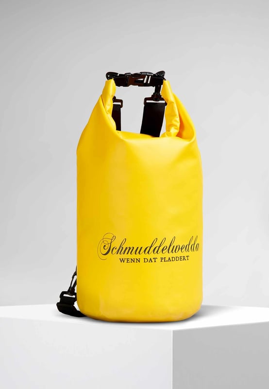 Als tas, als buidel, als rugzak: welke draagstijl en riemlengte je ook wilt meenemen, deze rugzak van Schmuddelwedda is er. Vooral op regenachtige dagen of tijdens uitstapjes naar de zee. Het gecoate en daardoor waterdichte materiaal houdt alles binnenin schoon en droog. Hiervoor zorgt de volkomen ongecompliceerde sluiting: eenvoudig de opening 3 keer inschroeven, met de insteeksluiting vastzetten - en dan ben je klaar om te gaan.  Rugzak