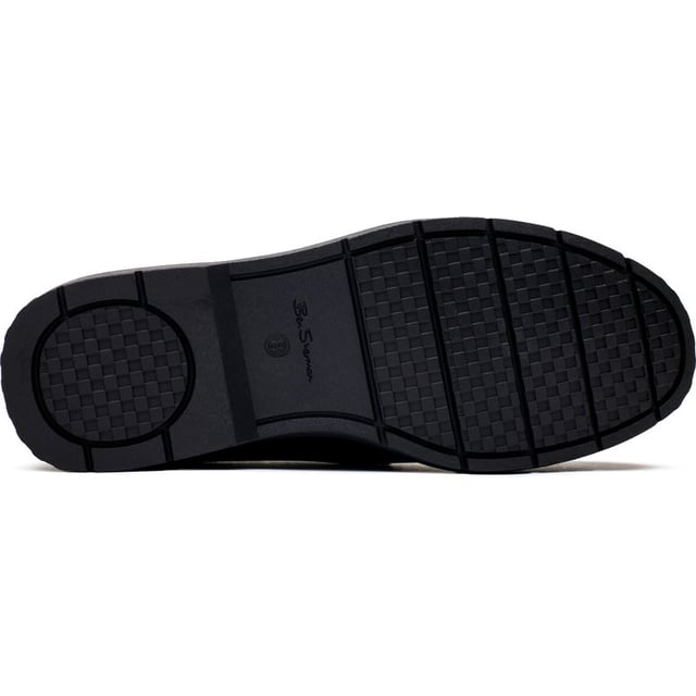 Zurück zu Schule in cooler Mode, mit der Strummer Schuhe von Ben Sherman. Diese stilvollen, aber eleganten und bequemen Schlupfschuhe verfügen über einen gepolsterten Kragen und eine Innensohle, eine genähte Schürze und elastische Seitenfalten für ein einfaches An- und Ausziehen. Das Ben Sherman Branding verleiht ihnen einen britischen Designer-Touch.