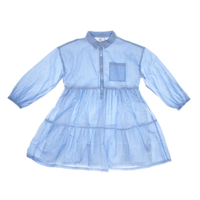 This girl's dress features a classic and elegant design with a modern feel.

 Made from a lightweight fabric, it features a layered cut that adds volume and movement.

 The shirt collar and partial button closure at the top add a formal touch, while the long sleeves with elasticated cuffs create a puffed effect for a relaxed style.

 The chest pocket adds functionality, making this garment a versatile option for different occasions, whether for everyday use or special events.
 Composition: 100% Cotton
 Care:
- Hand wash or delicate cycle.
 - Use mild detergents.
 - Do not use a dryer.
 - Iron at low temperature.
 - Do not dry clean.