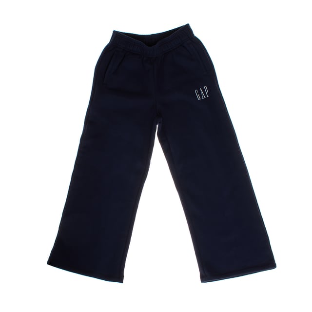 Pantalón deportivo para niña con un diseño cómodo y moderno. 

Confeccionado en un tejido suave, presenta una cintura elástica que garantiza un ajuste cómodo y fácil de poner y quitar. 

El pantalón cuenta con piernas anchas que ofrecen libertad de movimiento y un estilo relajado. 

Incluye bolsillos laterales prácticos para mayor funcionalidad, y el logotipo de GAP estampado en la parte delantera añade un toque distintivo. 

Perfecto para actividades cotidianas o para relajarse con estilo.
 Composición: 77% Algodón, 23% Poliéster
 Cuidados:
- Lavar a máquina con agua fría.
- Utilizar colores similares en el lavado.
- Evitar el uso de blanqueadores.
- Secar a baja temperatura en secadora.
- No planchar.
- No lavar en seco.