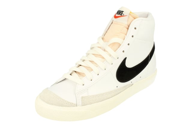 Zapatillas Nike Blazer Mid 77 VNTG con logo negro y blanco Blazer Mid 77 Zapatillas Altas, Zapatos Blancos, Zapatillas Altas Blancas Nike, 100% Cuero, Blazer Mid, Estilo Vintage, Garrapata Negra, Cierre De Cordón, Zapatillas Altas, Años 77, Insignia De La Marca En El Lado Del Zapato, Hecho En Indonesia