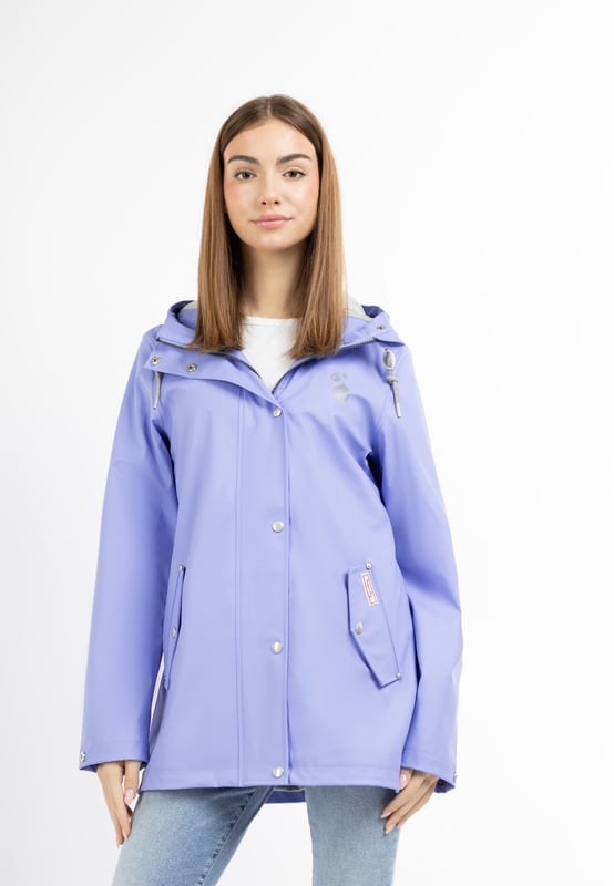 Pour les amoureux de la nature, les cyclistes ou les promeneurs, une veste de pluie est indispensable. Cela tombe bien, myMo a également dans son répertoire une veste qui offre une protection idéale contre la pluie. Le matériau enduit est imperméable au vent et à l'eau et résiste à toutes les conditions météorologiques. La forme légèrement cintrée et de longueur moyenne offre une protection supplémentaire contre la pluie grâce à la large capuche et aux cordons scintillants. La fermeture à boutons-pression au-dessus de la fermeture éclair ainsi que les poches à rabat en biais optimisent également la veste en termes de résistance aux intempéries.