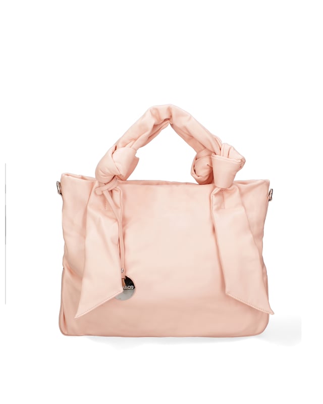 Bolso shopper para mujer. El cierre es con cremallera. Los bolsillos internos son dos con cremallera y dos abiertos. Los bolsillos externos son uno en la espalda con cremallera. La correa para el hombro es ajustable y extraíble. El mango está fabricado en resina. Hay dos compartimentos internos. El material exterior es ecopiel. Internamente está forrado en poliéster. Medidas: 41x28x14 cm. Producto de moda