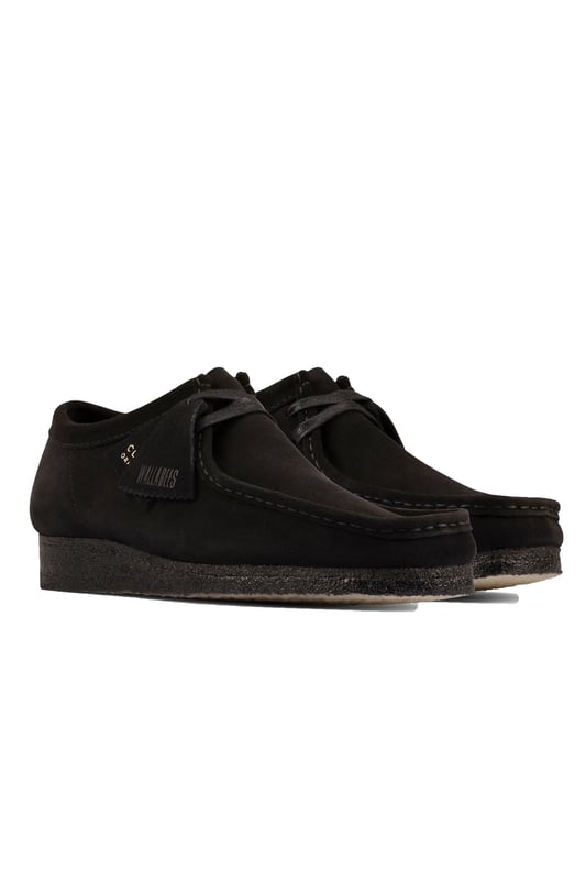 Clarks Originals Wallabee Schuh Schwarzes Wildleder
Butterweiches Veloursleder, die kultige Mokassin-Zehe und natürlich die bequeme Kreppsohle. Der Wallabee ist legendär.

Obermaterial aus hochwertigem Ahorn-Wildleder
Atmungsaktives Lederfutter
Kreppsohle aus Naturkautschuk mit Kieselstruktur
Ausgestattet mit zwei Clarks Originals Anhängern
Stil - 26155518