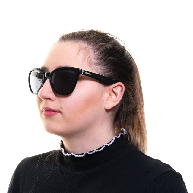 Las gafas de sol Guess GF0296 01A negro-gris tienen una moderna montura cat eye y desprenden una sensación de elegancia atemporal. La montura está hecha de acetato de alta calidad, conocido por su durabilidad y sensación de ligereza, lo que garantiza una comodidad duradera durante todo el día. Las elegantes patillas incorporan el logotipo de Guess para dar un toque de sofisticación.
