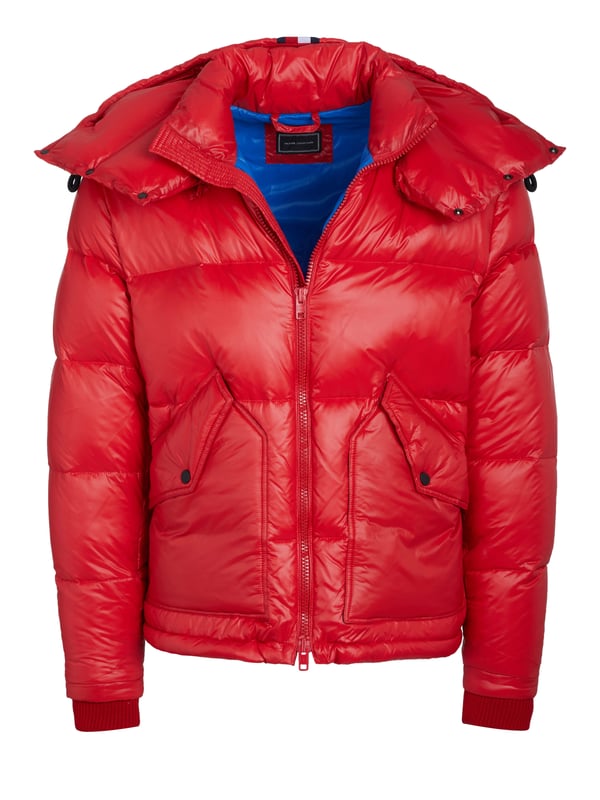 100% poliamida; chaqueta Tommy Hilfiger; Modelo: RE0RE00102645; Cuello alto con capucha extraíble; Cremallera; Dos bolsillos delanteros; Un bolsillo interior; Detalles del logo de Tommy Hilfiger