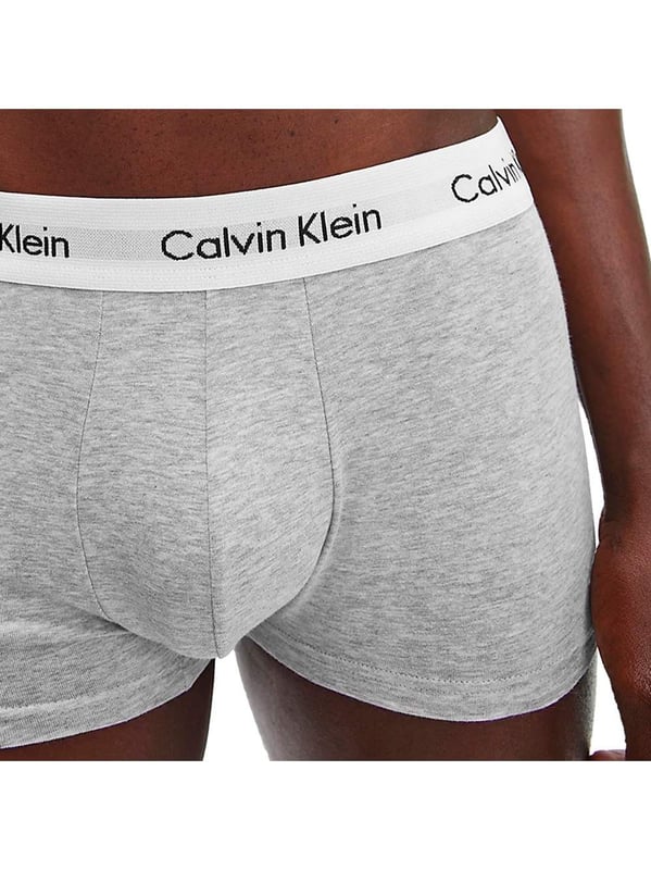 3er-Pack Calvin Klein Boxershorts.
 Elastischer Gummibund mit durchgehend eingesticktem Markennamen.
 Bequemer und atmungsaktiver Stoff.
 Anatomische Vorderseite, mit der Möglichkeit zu halten, ohne zu drücken.
 Saumschnitt mit geripptem Abschluss.
 Nähte im Ton sichtbar.
 Komposition: 95 % Baumwolle, 5 % Elastan.
 Pflege:
Pflege:
 - Bei maximaler Temperatur waschen. 40 °C.
 - Benutzen Sie keine Bleiche.
 - Unterstützt die chemische Reinigung.
 - Ermöglicht die Verwendung eines Trockners.
 - Bei maximaler Temperatur bügeln. 130 °C.