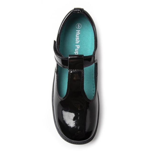 Comodidad en su máxima expresión: con este clásico zapato de regreso a clases Gracie 2 de Hush Puppies. El negro. bomba de chicas brillantes. en estilo bailarina Mary Jane presenta el exclusivo ajuste Fit Left Fit Right de Hush Puppies, además de un protector de talón mejorado para protección contra raspaduras. Su forro transpirable y su plantilla micro-fresh permiten usarlo durante todo el día sin comprometer el estilo ni la apariencia.