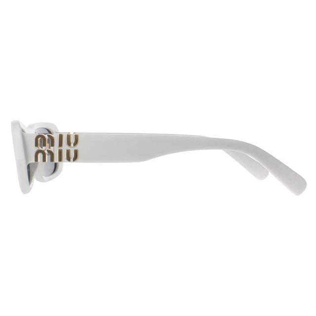 Las gafas de sol Miu Miu Rectangle Womens White Ivory Dark Grey MU08ZS presentan una atrevida montura rectangular meticulosamente elaborada en acetato de primera calidad, lo que garantiza su durabilidad y ligereza. Las lentes proporcionan una protección UV superior al tiempo que añaden un sofisticado toque de misterio. Decoradas con el logotipo de Miu Miu en las patillas, las gafas de sol MU08ZS están diseñadas para los entusiastas de la moda que se atreven a ser diferentes. Eleve su juego de accesorios y haga una declaración con estas gafas de sol de estilo único de Miu Miu.