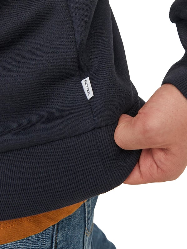 Dieser Kapuzenpulli für Männer mit normaler Passform ist ein Muss im Kleiderschrank. Das Kapuzensweatshirt besteht aus gebürstetem Material mit einer weichen Innenseite, die es kuschelig und warm macht. Die Kapuze des Kapuzenpullis hat einen Kordelzug. Die Ärmel und der Bund sind mit Rippbündchen versehen. Der große Label-Print auf der Brust rundet das Design ab.
