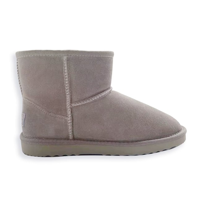 Aus Wooli Australia Short Sheepskin Ankle Boot DETAILS
Unique fully moulded insole with support - all sheepskin lined footbed - extremely comfortable
Unisex superior sheepskin boot
Full leather Suede upper - Water Resistance
Soft premium genuine Australian Sheepskin wool lining
Sustainably sourced and eco-friendly processed
Unisex value boots
Rubber High-density EVA blend outsole - making it lighter,softer and more durable
Double stitching and reinforced heel
Sheepskin breathes allowing feet to stay warm in winter and cool in summer