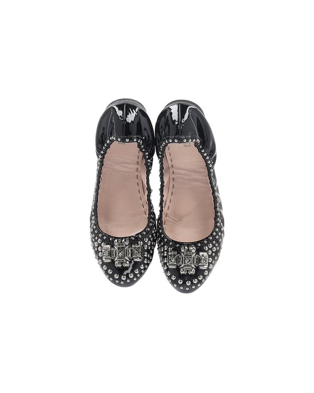 VINTAGE, RRP AS NEW
Fashion is the perfect blend of luxury and comfort and this pair of ballet flats from the house of Miu Miu exudes just that. These flats have been crafted from patent leather and they feature round toes with beautiful crystal embellishments on the cap and little stud details around the pair. These adorable flats are ideal for shopping and casual outings.

With box.

Miu Miu Embellished Ballerinas in Black Patent Leather
Color: black
Material: patent leather
Condition: good
Size: EU41
Sign of wear: wear at soles
SKU: 358278 / NAPPUGBSH358278W
